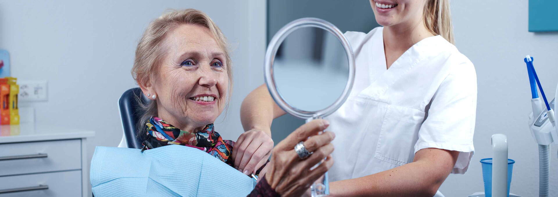 Patientin und Dentalhygienikerin freuen sich über die Dentalhygiene Patientin und Dentalhygienikerin freuen sich über die Dentalhygiene