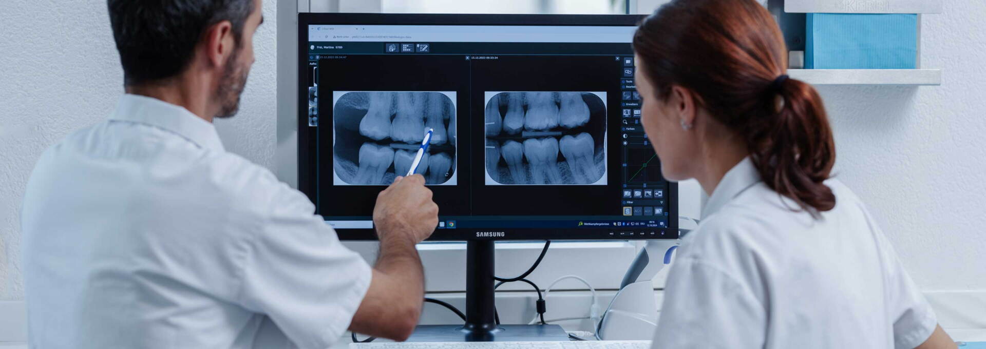 Zahnärzte analysieren Röntgenbild Zähne Sportzahnmedizin Zahnärzte analysieren Röntgenbild Zähne Sportzahnmedizin