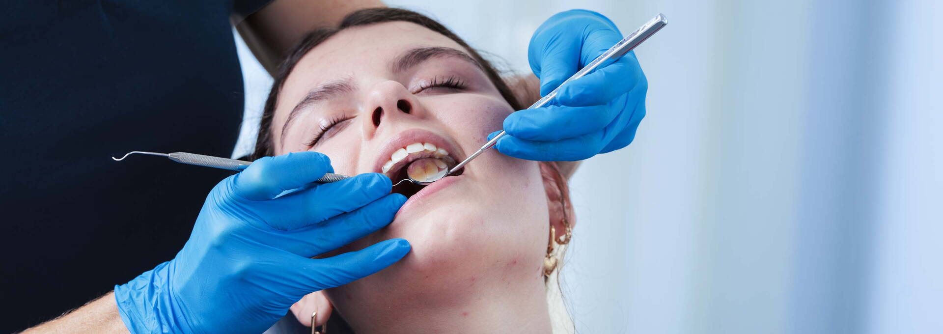 Patientin bei der Zahnarzt Behandlung Patientin bei der Zahnarzt Behandlung