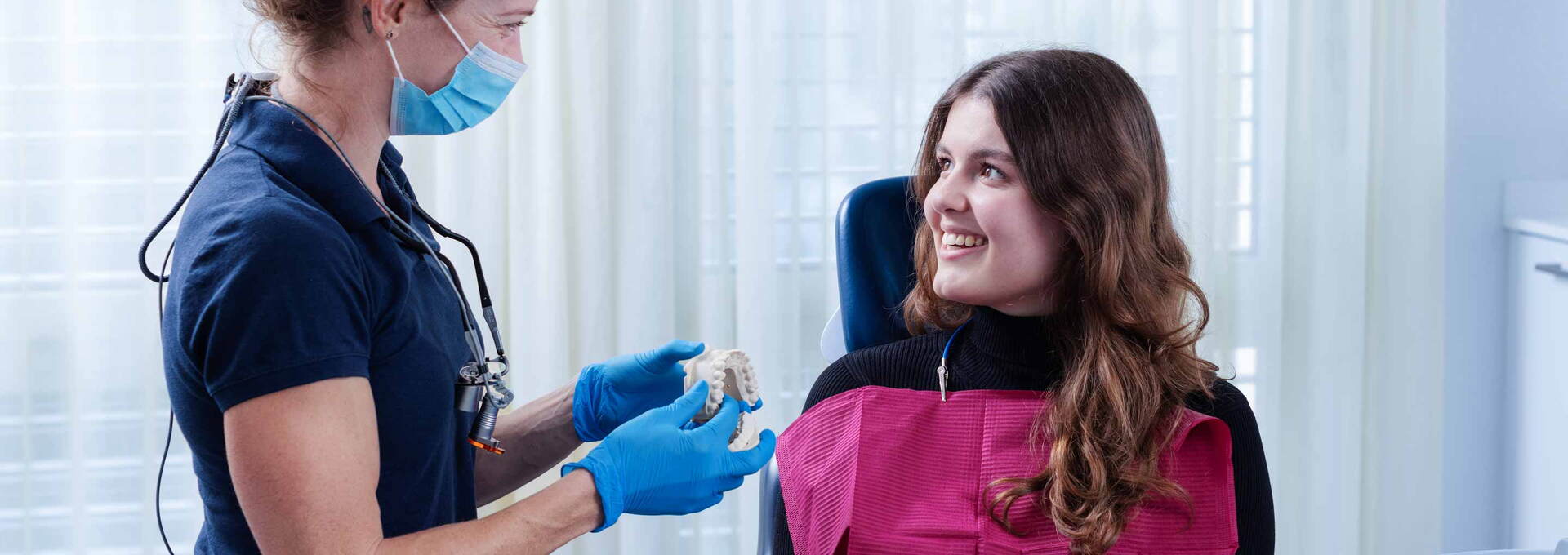 Zahnärztin erläutert Patientin Zahnbehandlung Zahnärztin erläutert Patientin Zahnbehandlung