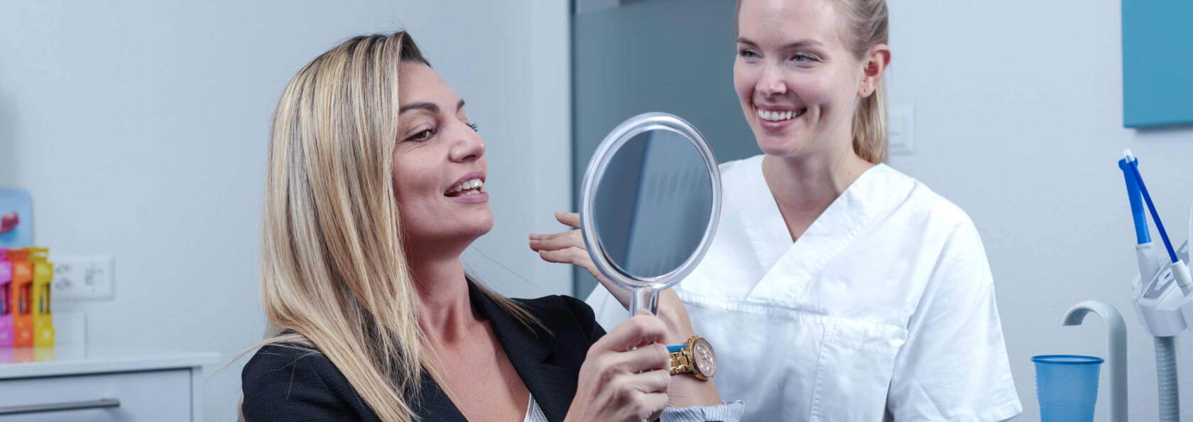 Patientin freut sich über helle Zähne nach Bleaching