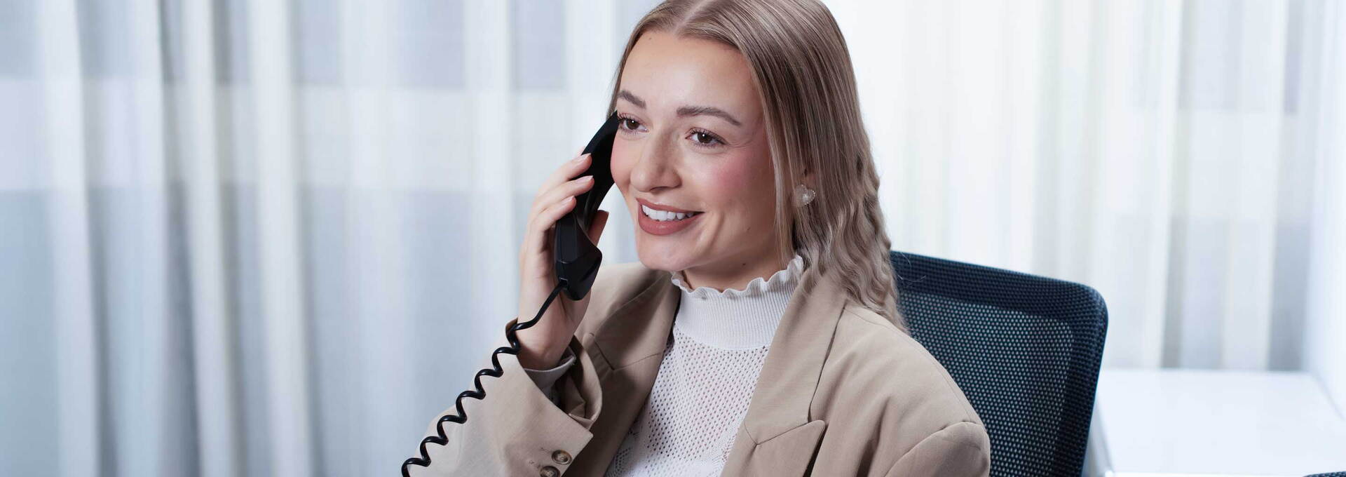 Sekretärin bei telefonischer Zuweisung Zahnarzt