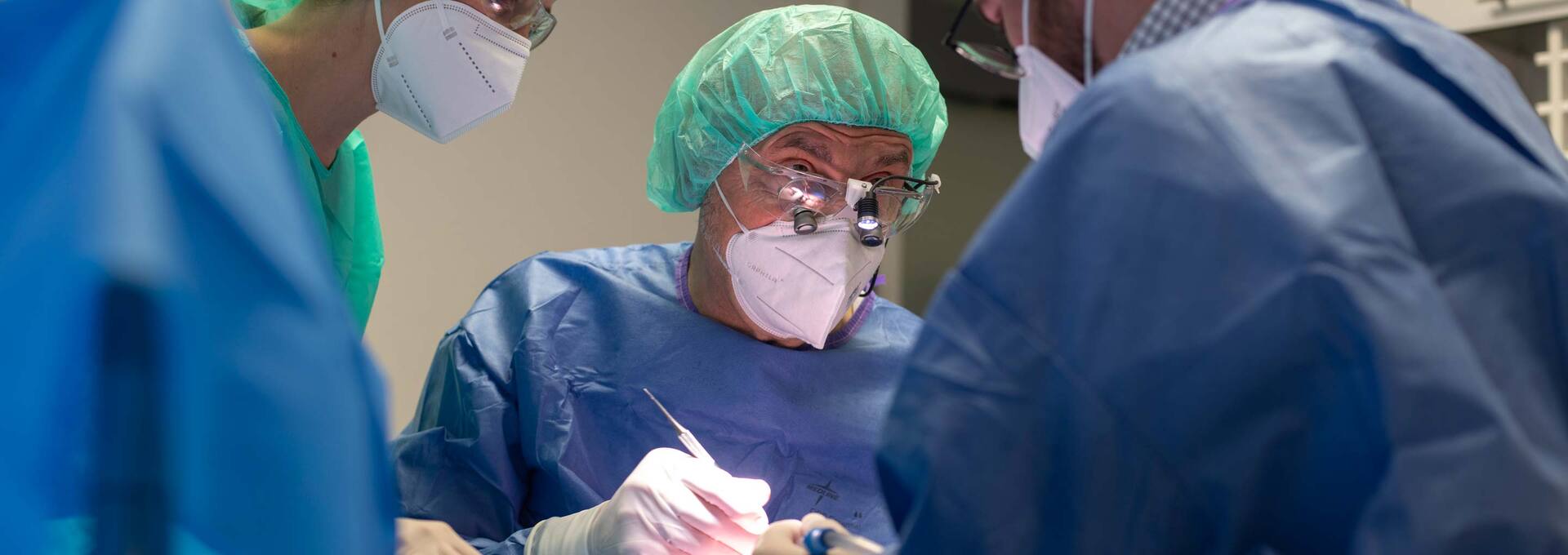 Zahnchirurg im Operationszimmer Zahnchirurg im Operationszimmer