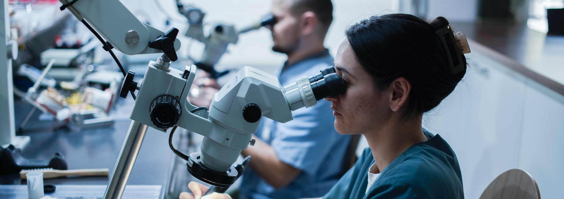 Zahntechniker arbeiten im zahntechnischen Labor Zahntechniker arbeiten im zahntechnischen Labor