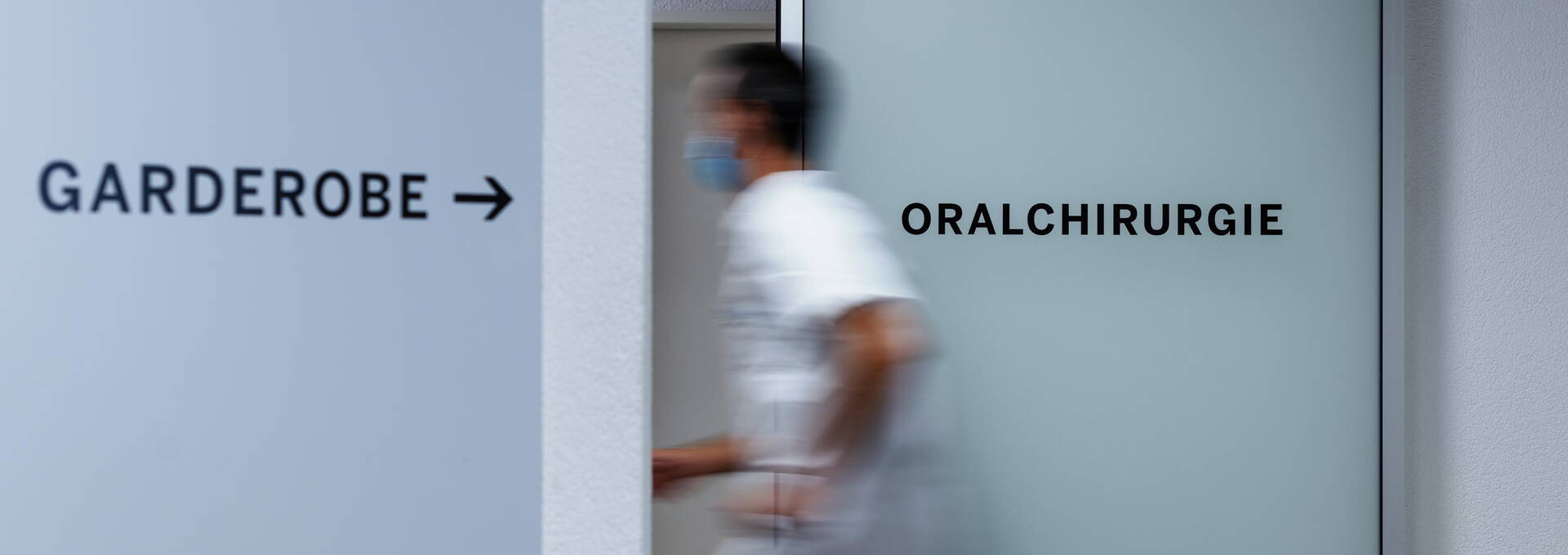Zahnarzt zwischen Garderobe und Oralchirurgie Zahnarzt zwischen Garderobe und Oralchirurgie